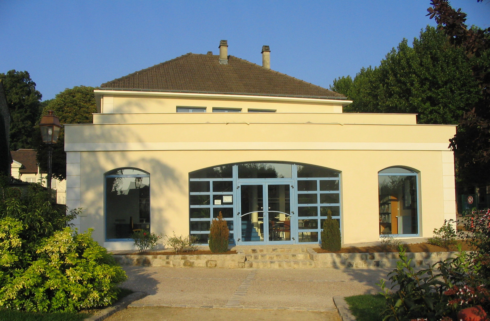 Façade de la nouvelle bibliothèque en 2004.