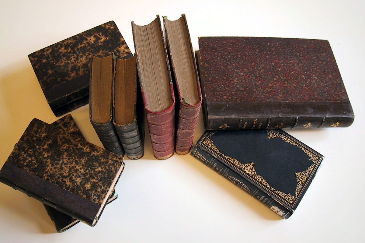 Rayons de livres anciens dans une bibliothèque.