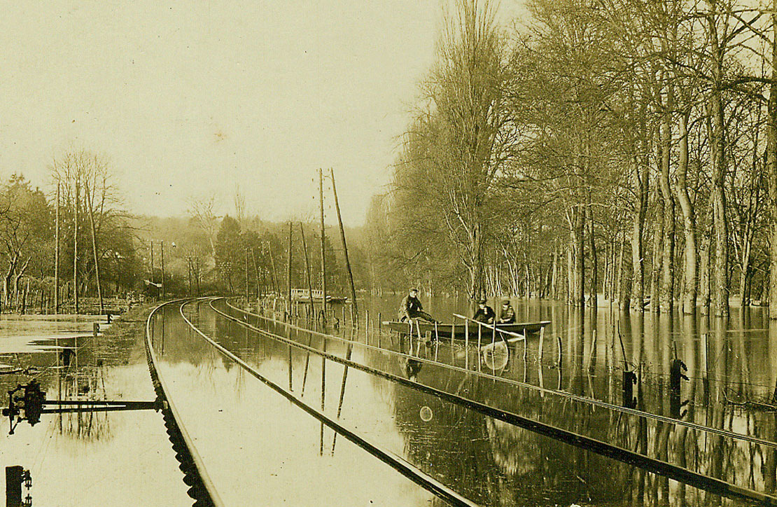 L'eau atteindra bientôt le niveau des voies du chemin de fer.