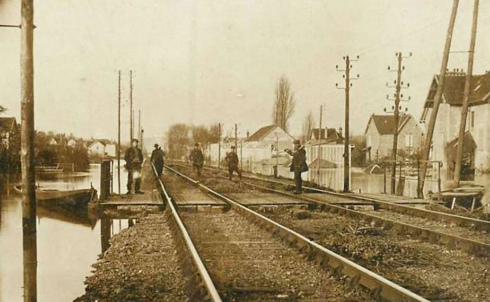L'eau a atteint le niveau des voies du chemin de fer.