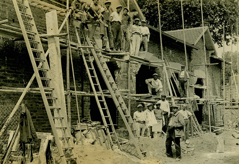 Construction de la salle paroissiale.