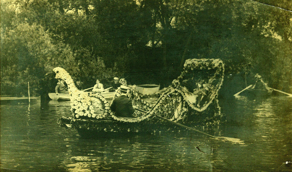 Corso fleuri fluvial sur la Seine.