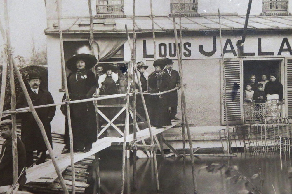 Le restaurant Jallabert pendant la crue de 1910.
