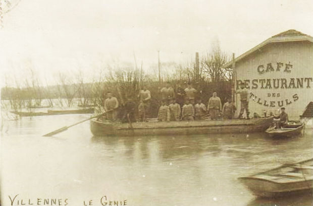 Soldats du Génie aidant lors de la crue aux Tilleuls.