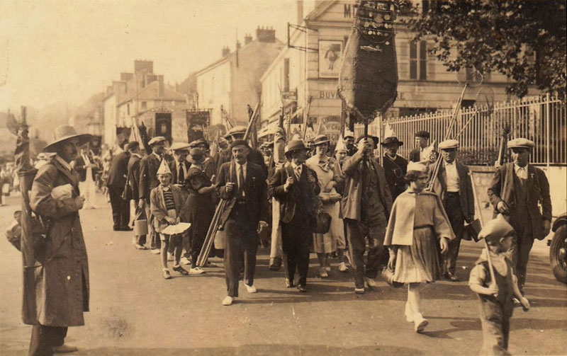 Défilé pour le concours de pêche en juin 1914.