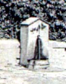 La borne-fontaine près du sophora