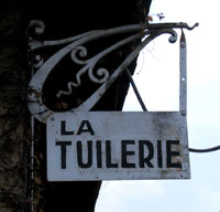 Enseigne d'une ancienne tuilerie.