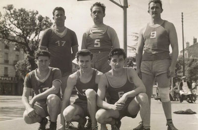 L'équipe de basket de Villennes-Médan vers 1950.