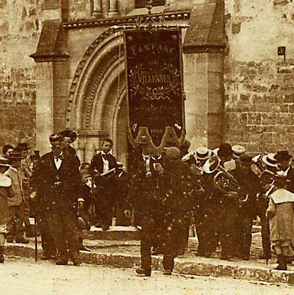 Bannière de la Fanfare de Villennes, fondée en 1883.