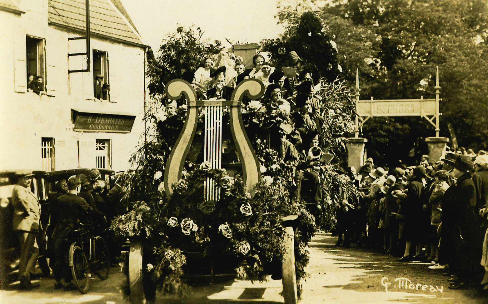 Char de la Rosière décoré d'une lyre et de roses