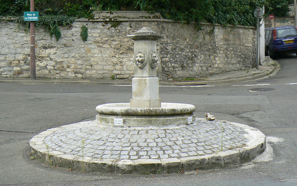 Fontaine actuelle sur la place de la Fontaine