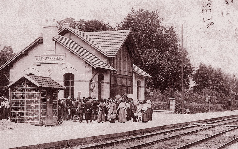 Voyageurs sur le quai de la nouvelle gare.