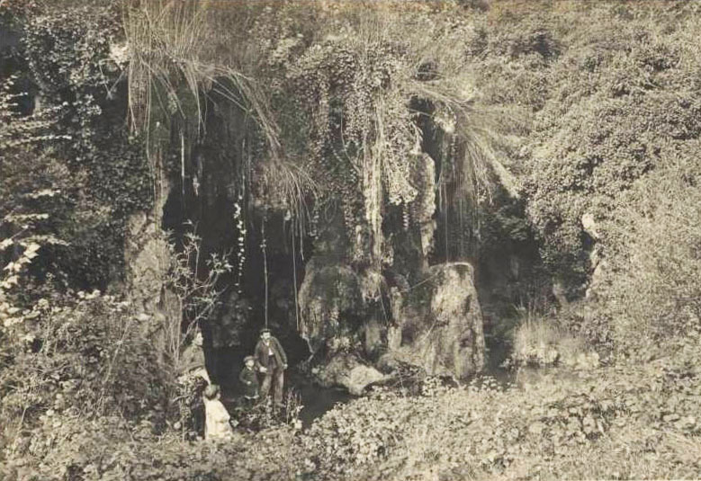 La grotte du parc du château en 1905