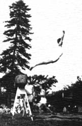 Jeune gymnaste réalisant un saut.