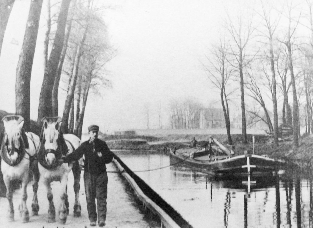 Scène de halage sur la Seine.