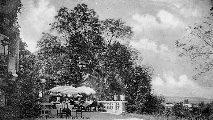 Terrasse de l'hostellerie de la Nourrée.