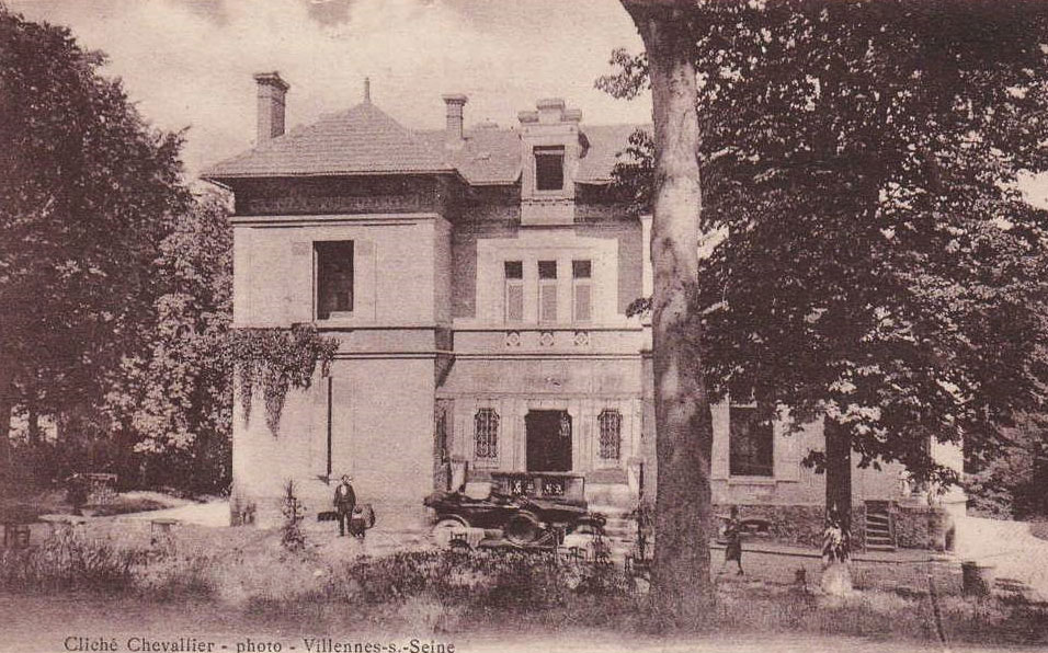 Une automobile devant l'hostellerie.