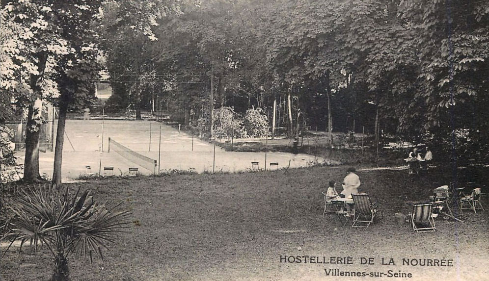 Le court de tennis de l'hostellerie de la Nourrée.