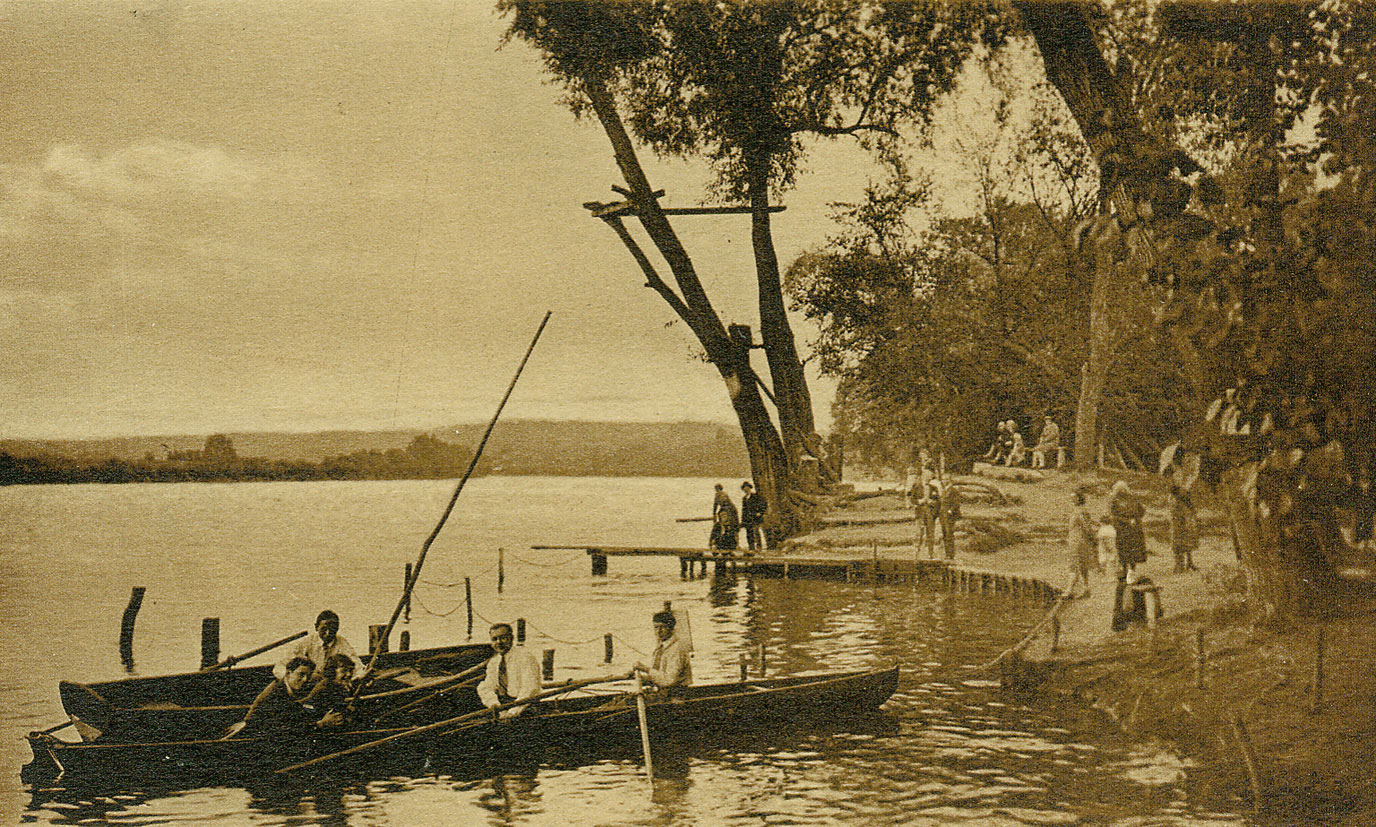 Personnages sur la plage de l'île de Villennes en 1912.