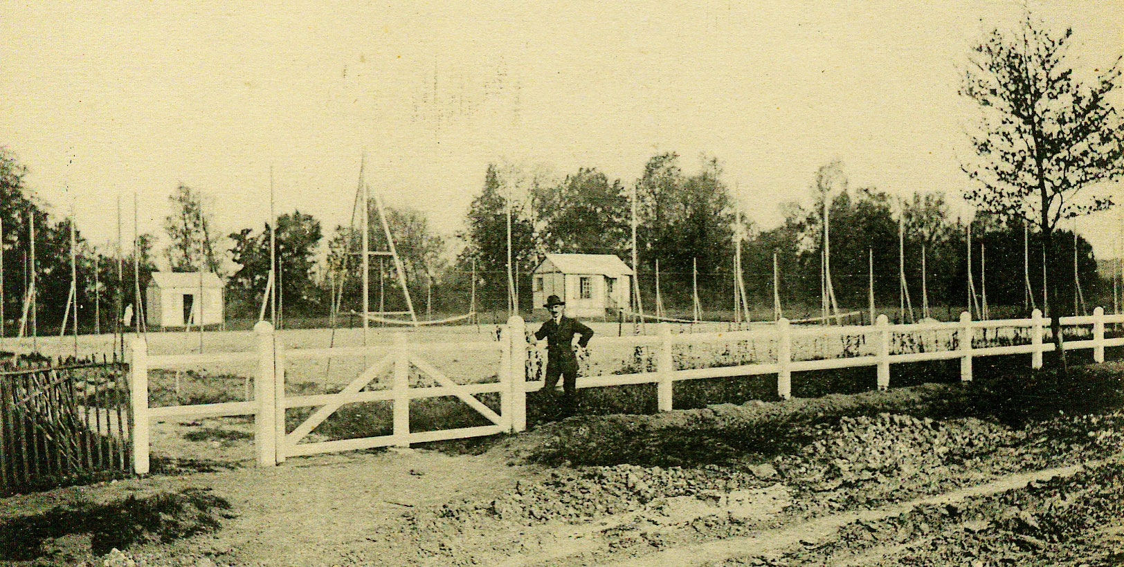 Court de tennis sur l'île de Villennes.