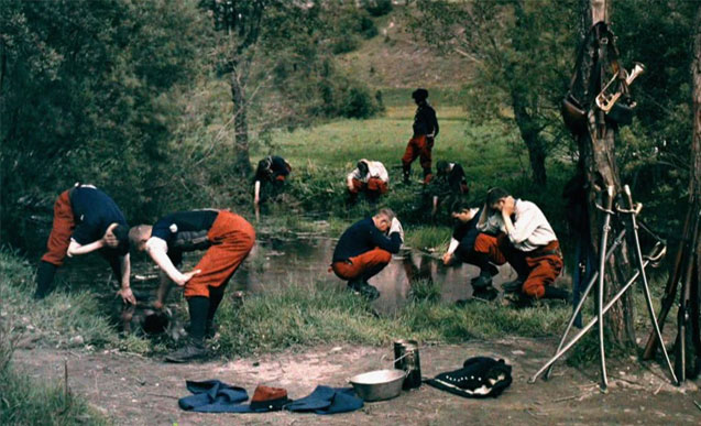 Soldats d'infanterie en campagne.