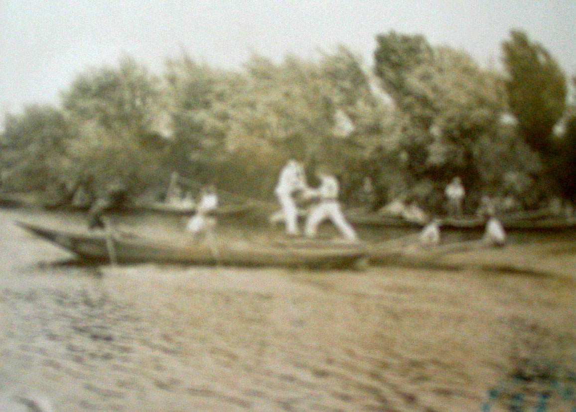 Spectateurs lors des joutes nautiques de 1892.
