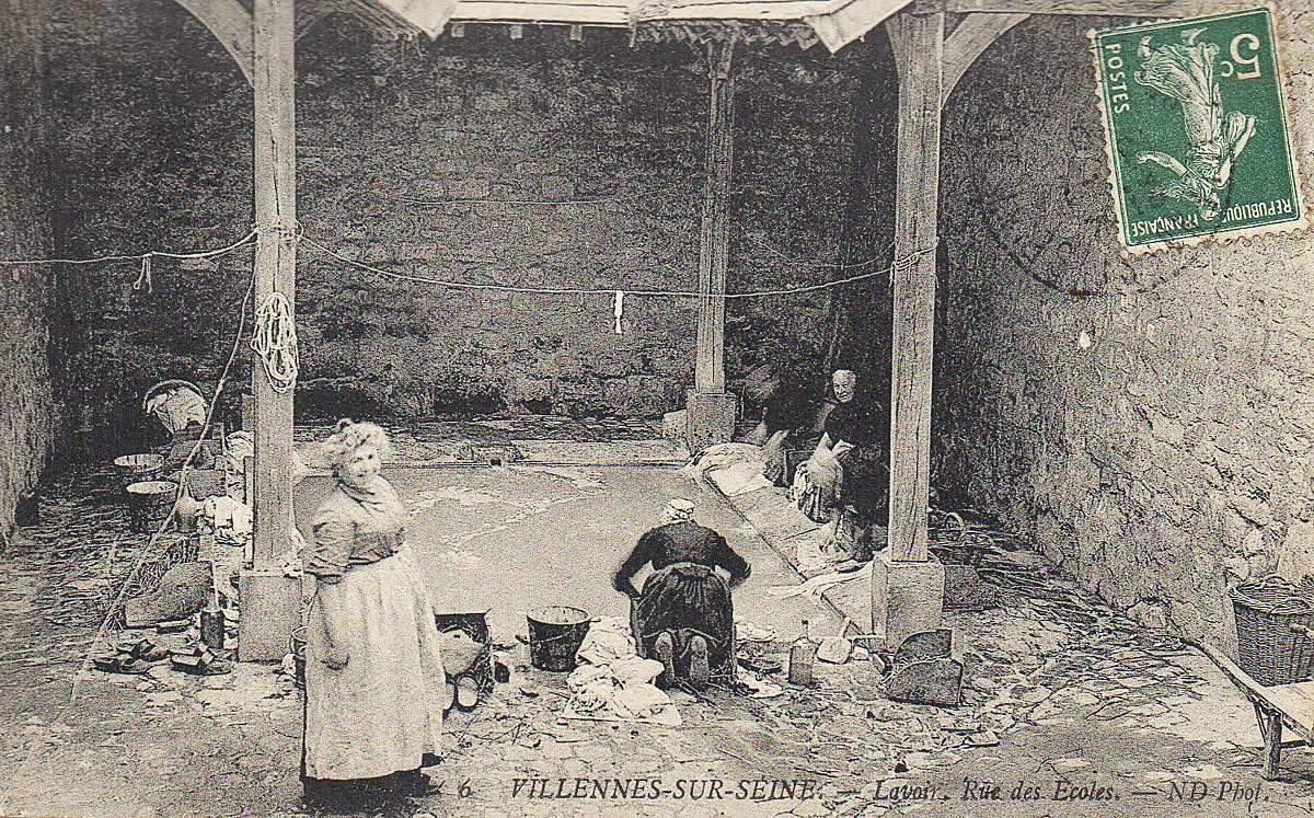 Lavandière au lavoir de la rue des Ecoles.