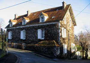 Maison à l'angle de la rue des Iselles et du chemin de la Sourde