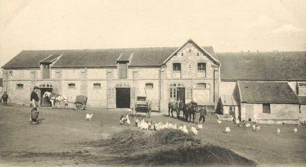 La ferme de Marolles au début du XXe siècle Cour de la ferme de Marolles au début du XXe siècle