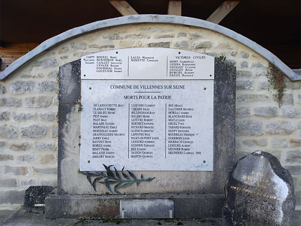 Monument aux morts dans le cimetière de Villennes.