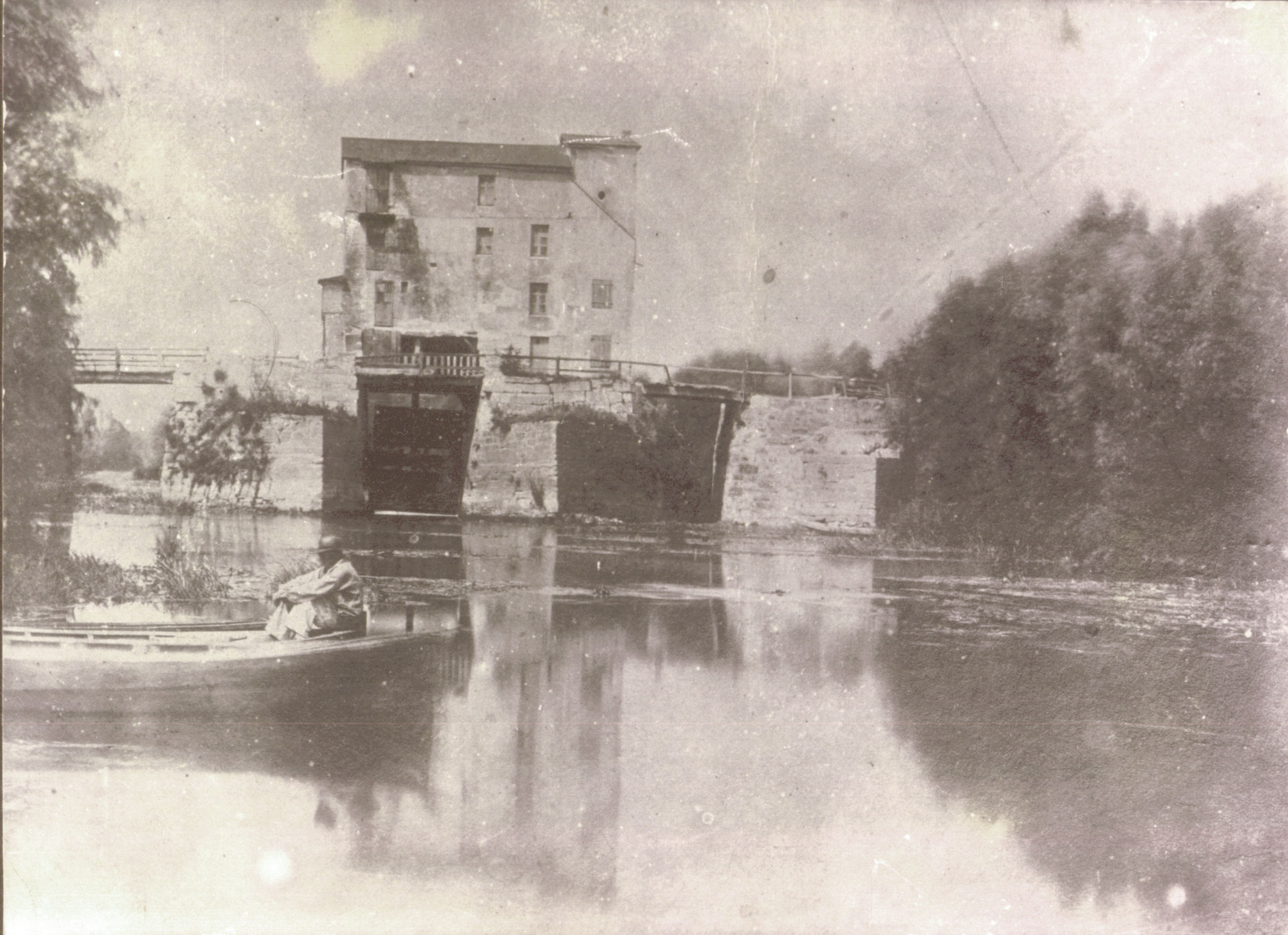 Photographie ancienne du moulin sur le pont.