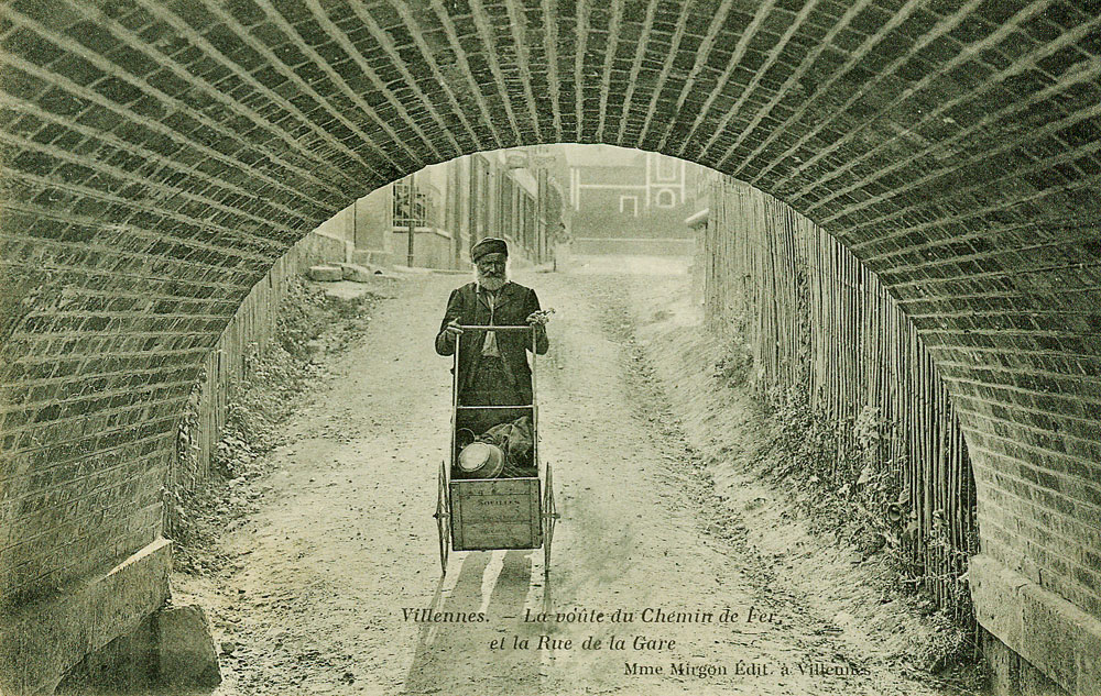 Passage sous le pont du chemin de fer