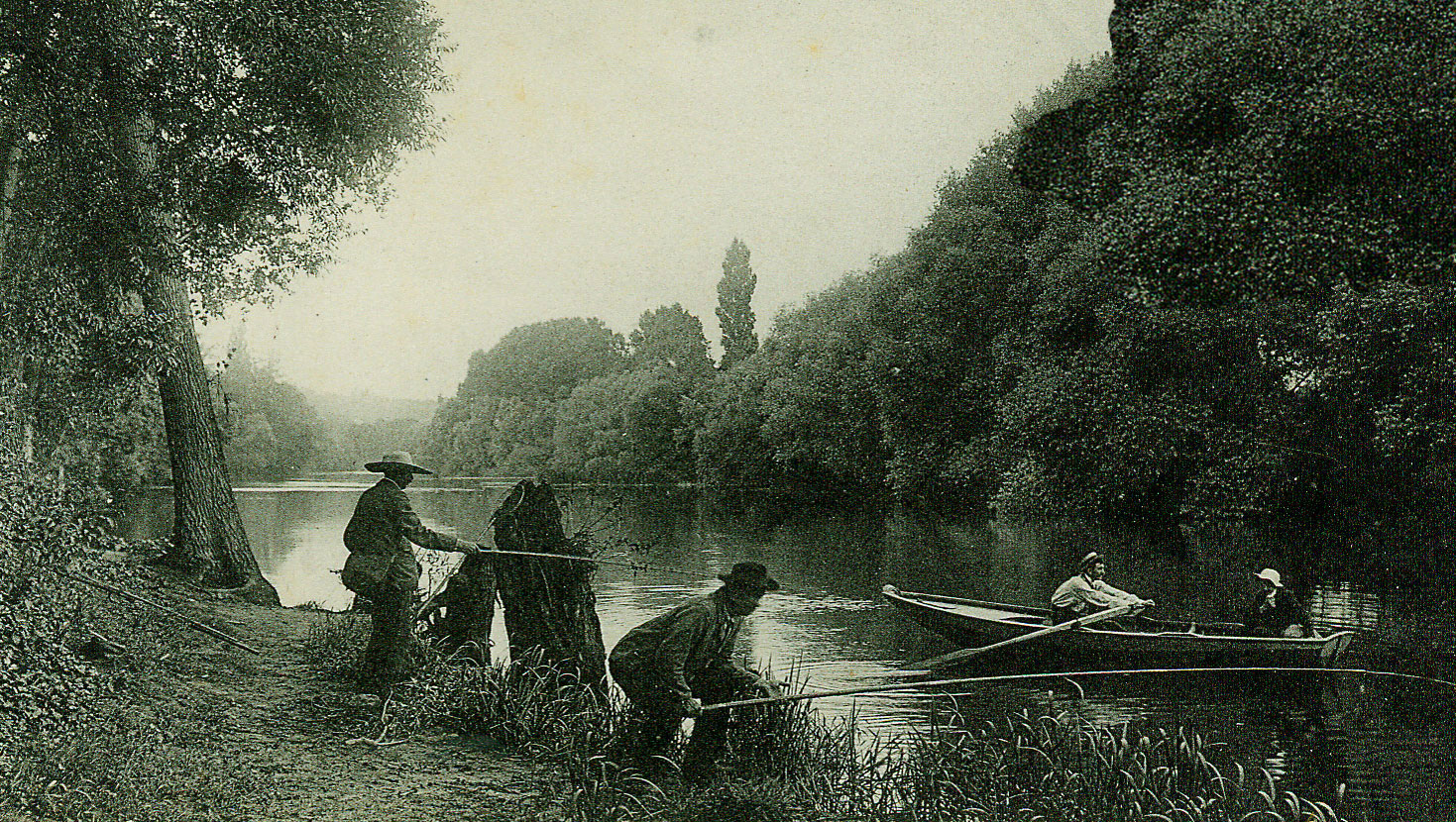 Pêcheurs dans une barque sur la Seine.