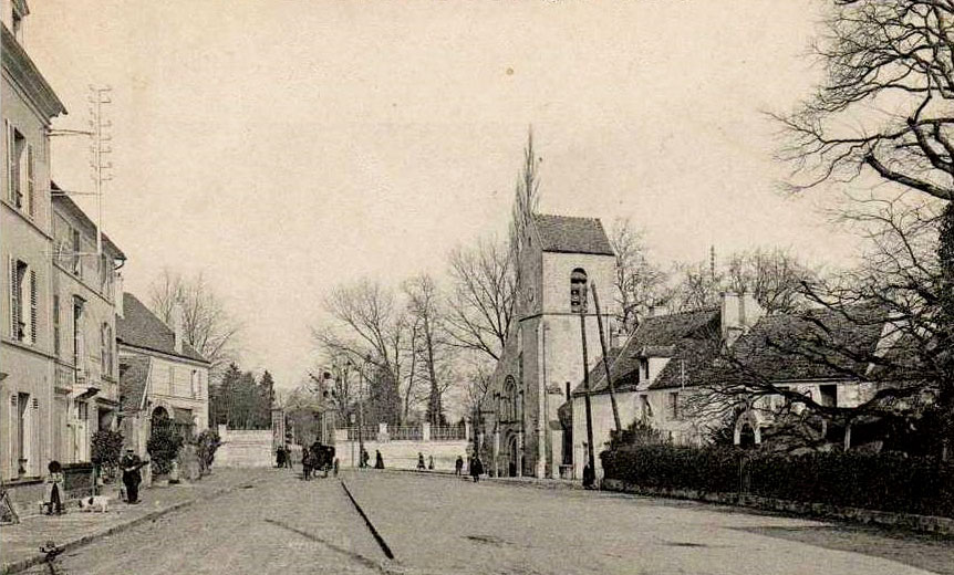 Voiture devant l'église de Villennes en 1904
