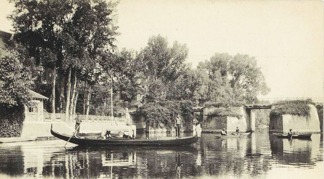 Gondole sur la Seine lors d'une fête vénitienne.