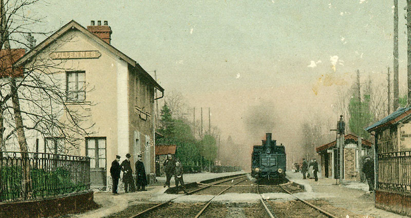La première gare de Villennes avec un train.