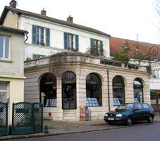 Ancien restaurant Au Berceau devenu agence immobilière