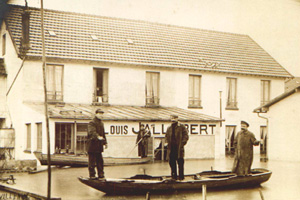 Le restaurant Jallabert pendant la crue de 1910.