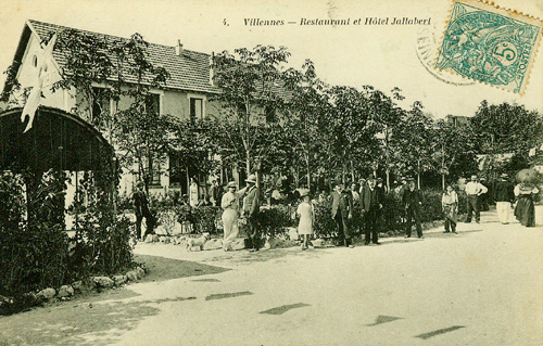 Clients attablés au restaurant Jallabert.