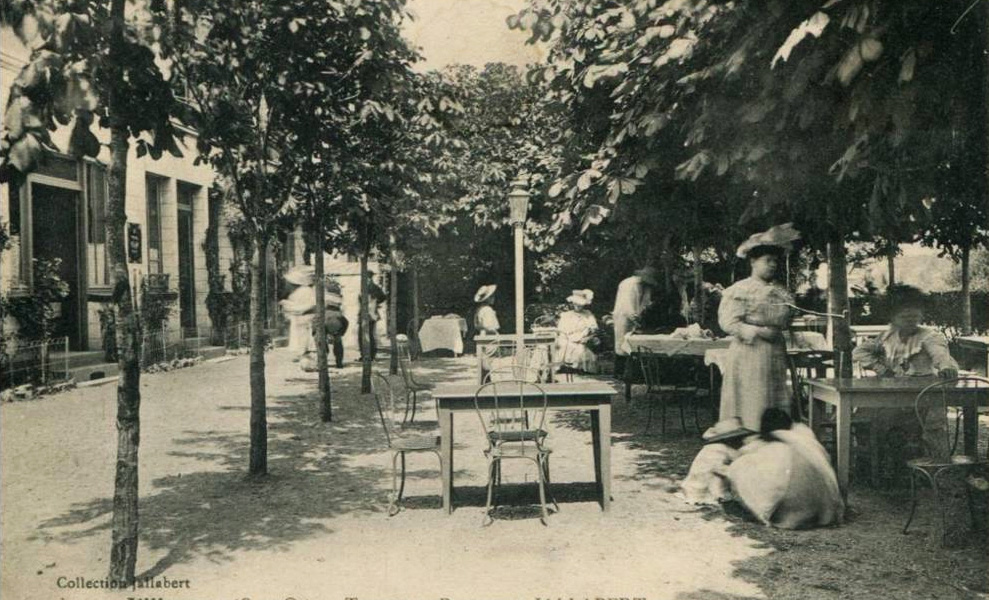 Terrasse ombragée par des arbres.