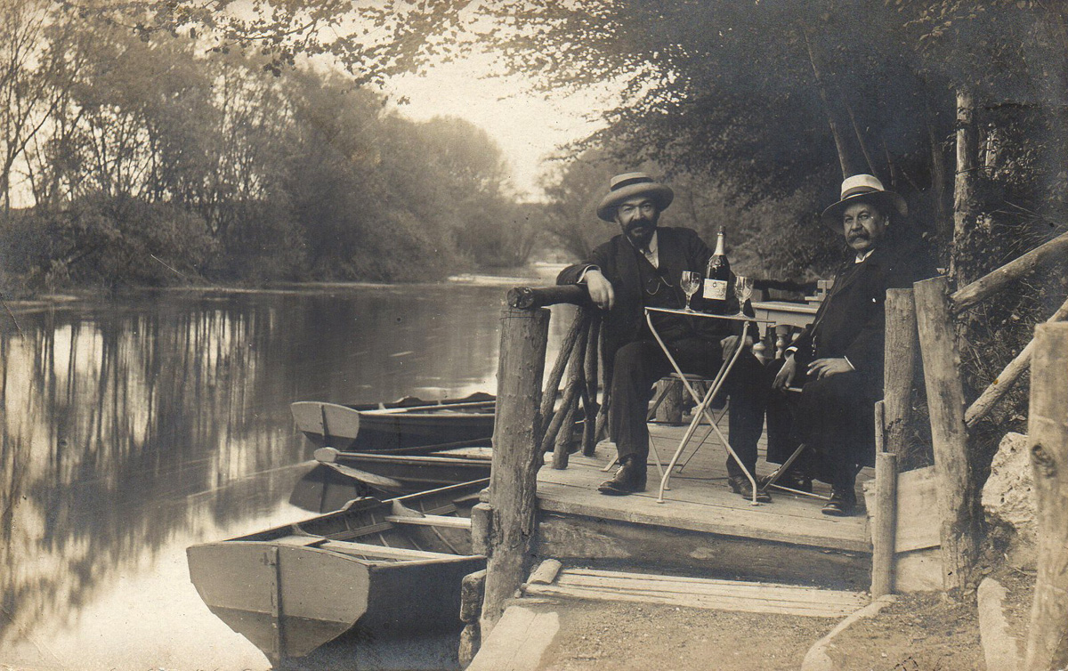 Clients sur la terrasse du restaurant au bord de la Seine