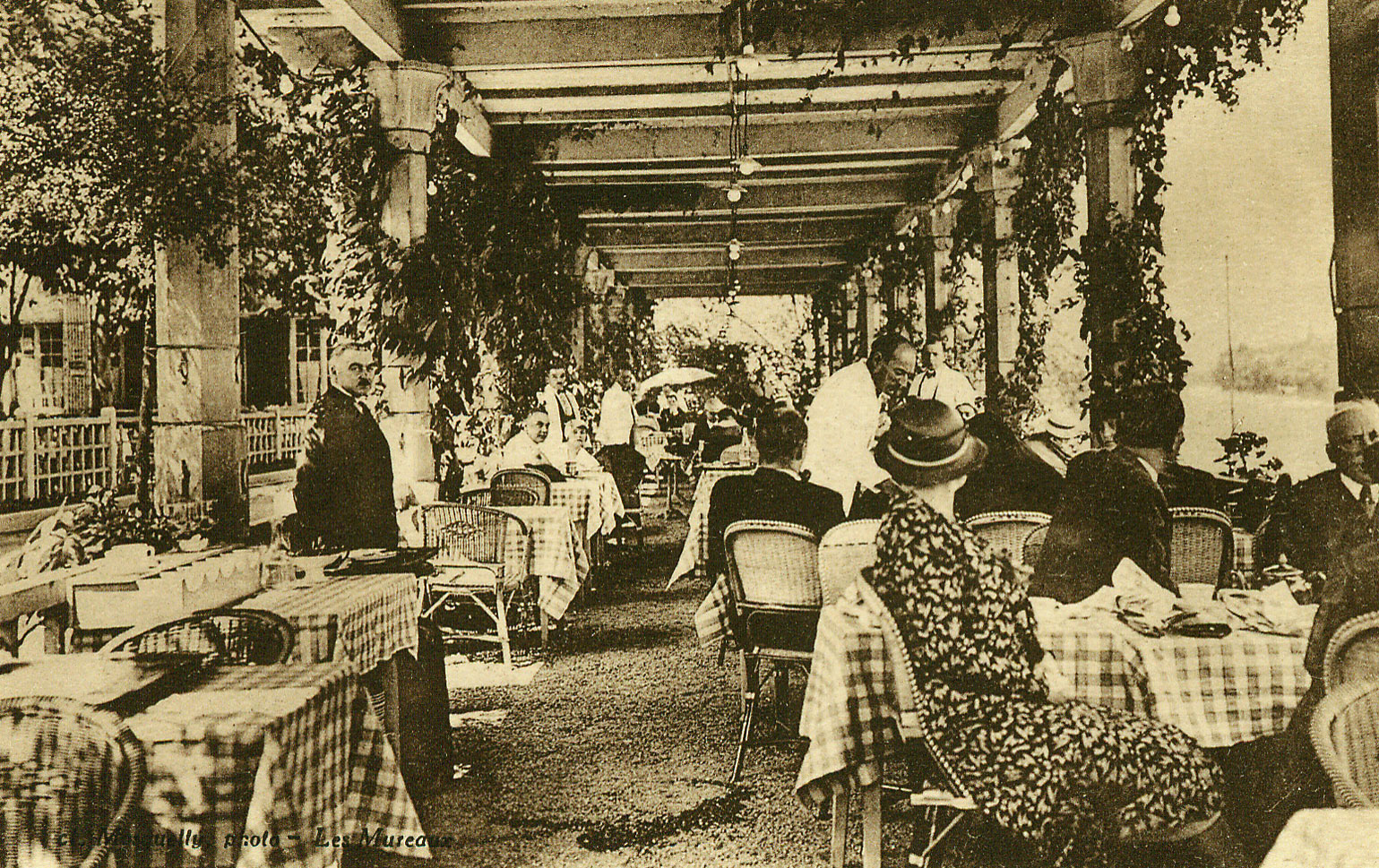 Repas sous la pergola.
