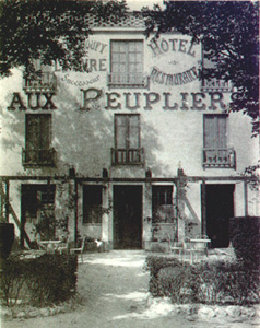 Façade du restaurant 'Aux Peupliers'.