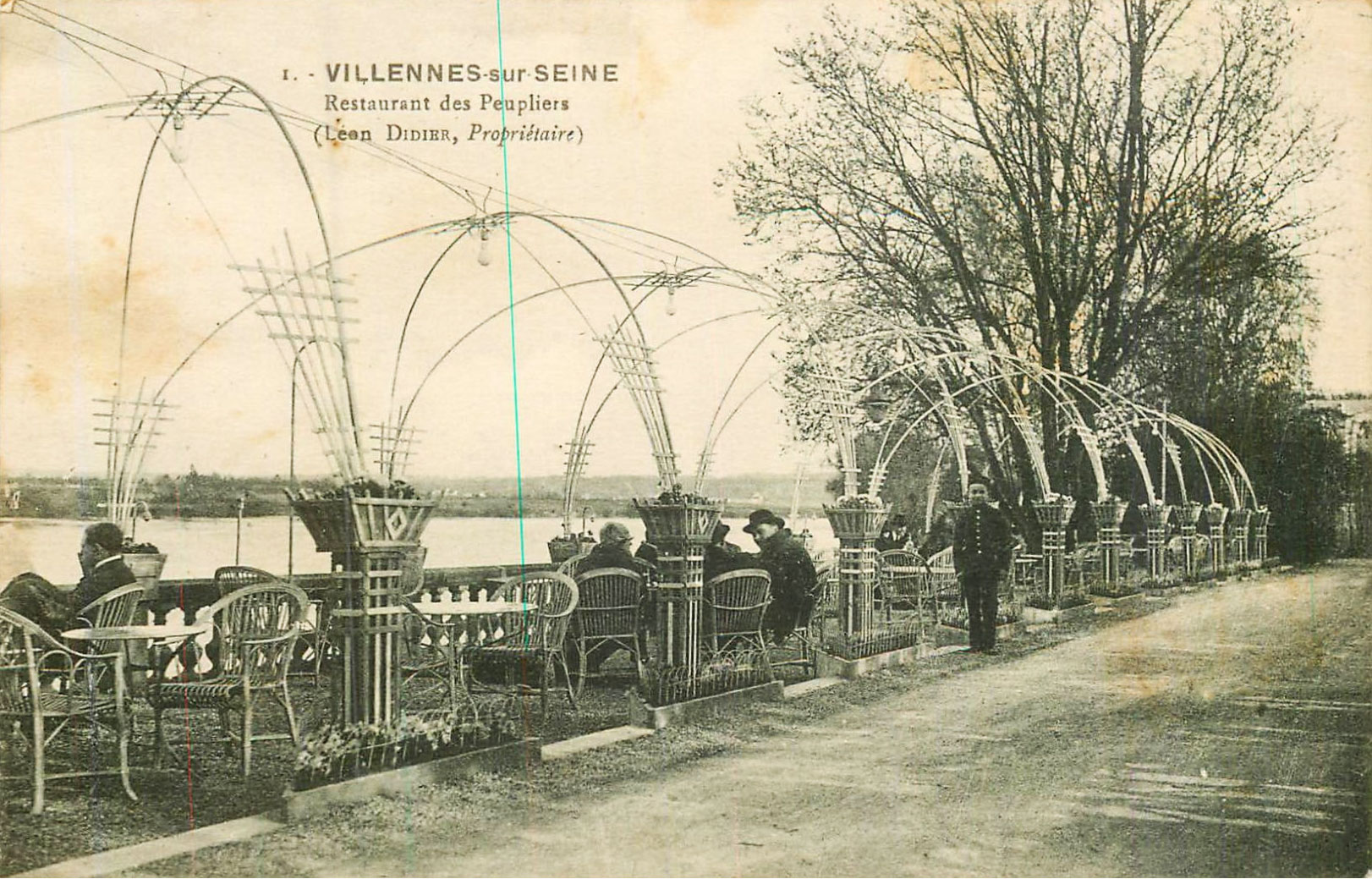 Terrasse avec parasols.