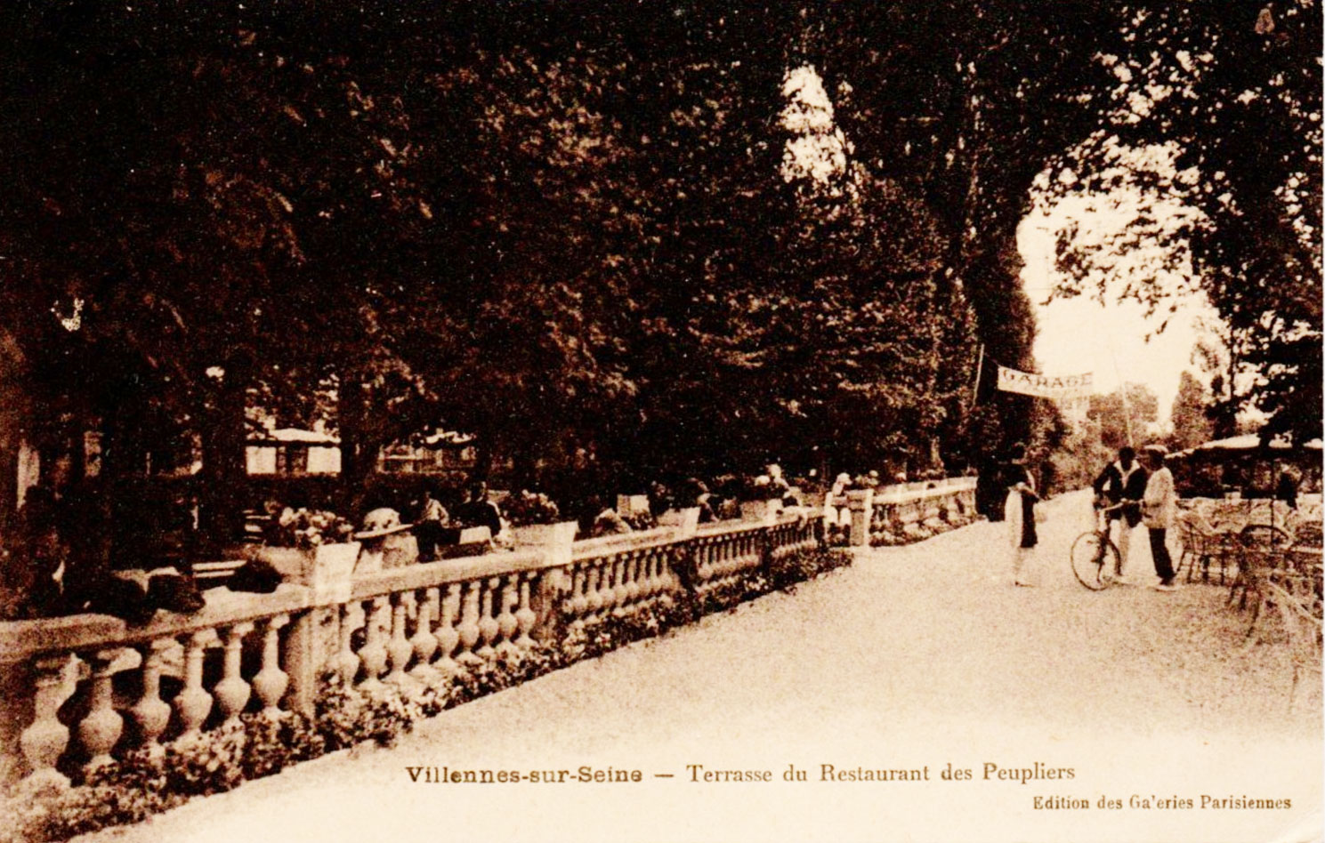 Terrasse du restaurant Les Peupliers en 1920.