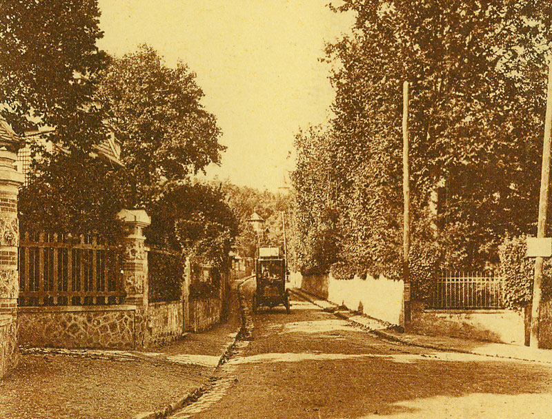 Une automobile sur la route de Médan.