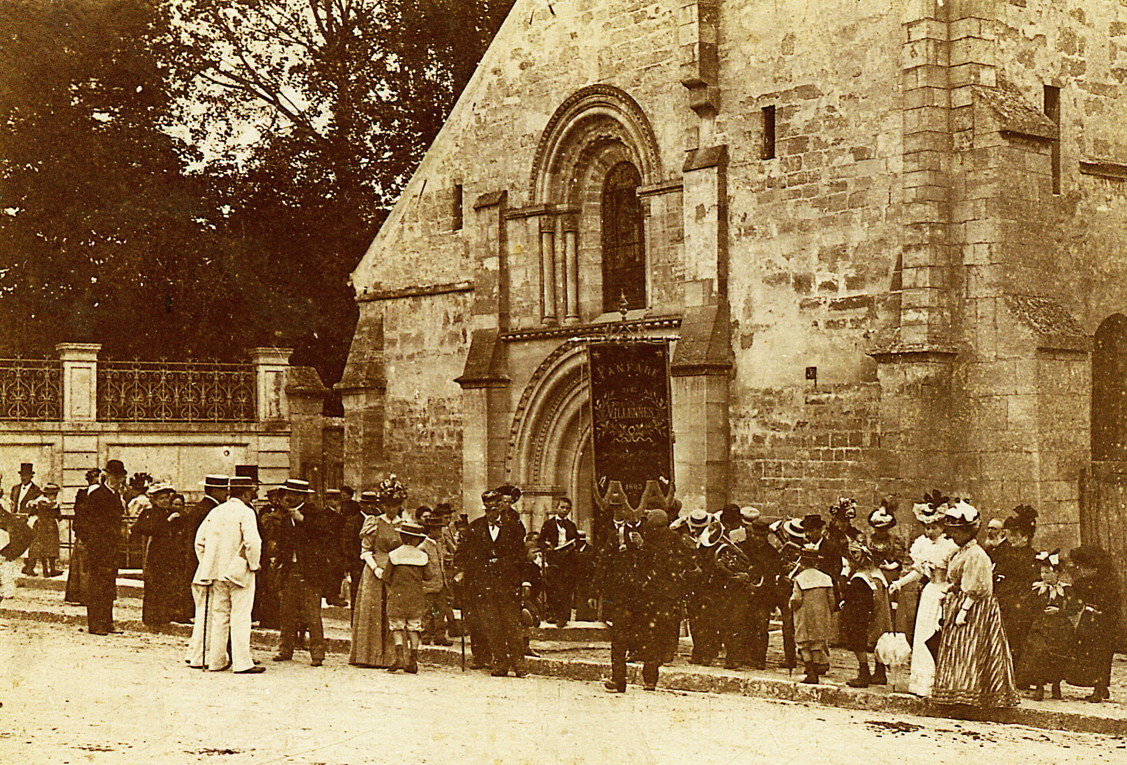 La fanfare de Villennes à la sortie d'une messe.