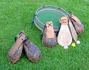 Accessoires du jeu de balle au tamis : battoir, tambour et étu.