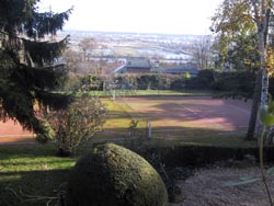 Le court de tennis de la villa Coteau fleuri.