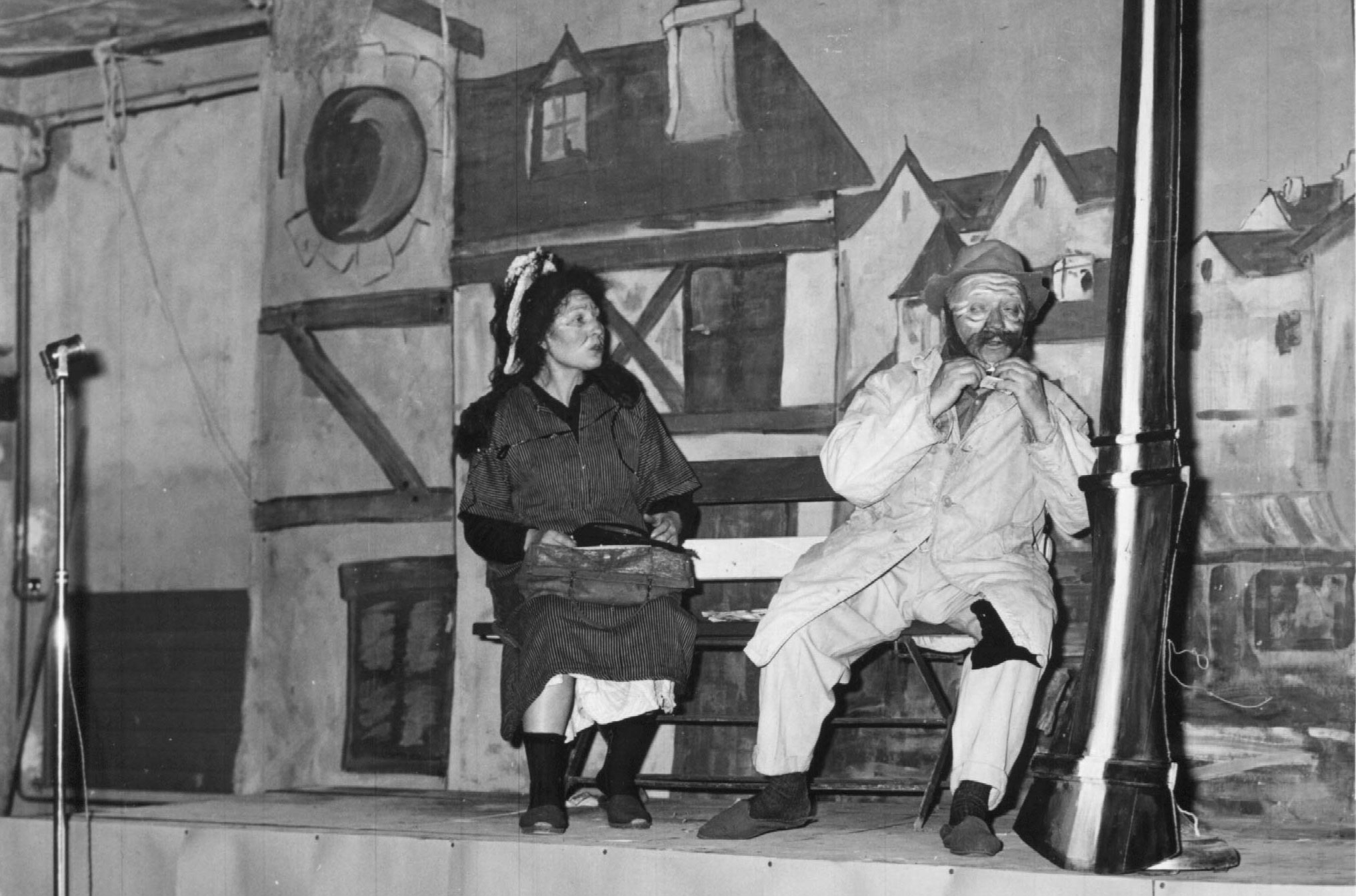 Scène du sketch 'le banc'.